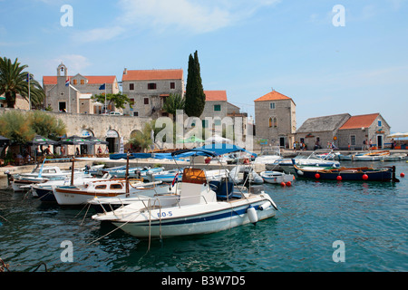 Port de Bol sur l'île de Brac, République de Croatie, l'Europe de l'Est Banque D'Images