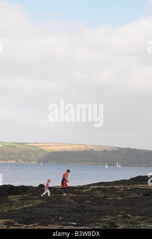 Mère et fille la plage à Cornwall, UK Banque D'Images