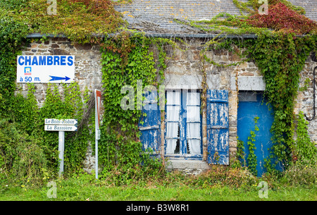Chambres d'hôtes et la signalisation routière ancienne maison aux volets bleus et la Bretagne porte France Banque D'Images