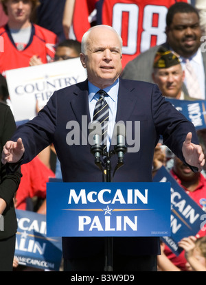 Le sénateur John McCain en campagne électorale en Virginie. Banque D'Images