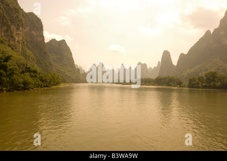 La rivière Li serpente entre les collines calcaires et des forêts de bambous entre Guilin et Yangshuo dans le Guangxi, Chine Banque D'Images