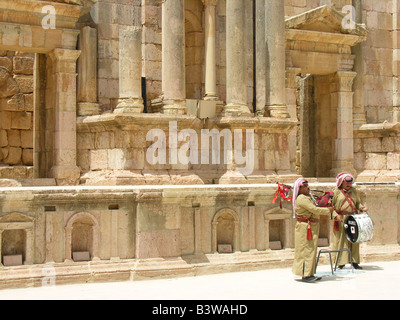 La pipe band écossais démontrent la bonne acoustique du théâtre du Sud en jouant des airs militaires Jerash Jordanie Banque D'Images