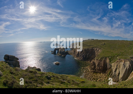 Vue vers le chevalier armé et le Rock Enys Dodman Phare drakkars Land's End Lands End Peninsula Cornwall West Country Banque D'Images