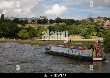 Péniche sur la Tamise à Richmond Banque D'Images