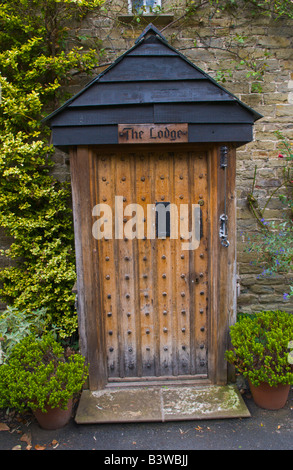 Porte rustique cloutés avec porche sur cottage dans Ludlow Shropshire England UK Banque D'Images