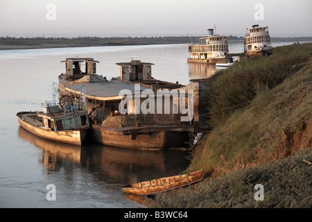 Bateau à vapeur du Nil abandonné sur le Nil à Karima, Soudan Banque D'Images