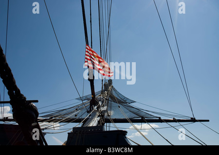 Vue en perspective des mâts et des gréements du navire USS Constitution Banque D'Images