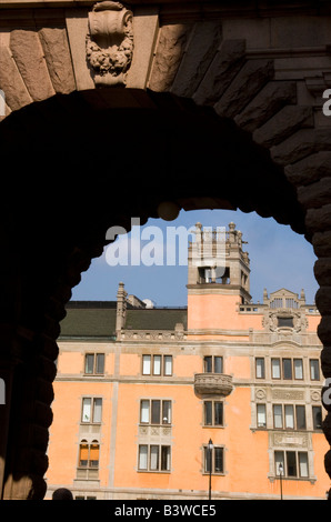 L'Europe, Suède, Stockholm. Porte en arc à la recherche d'entrée de Gamla Stan (vieille ville) Retour à la partie principale de la ville. Banque D'Images