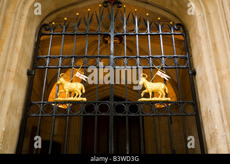 Middle Temple Gateway avec croix de Chevalier de la commanderie Templière de motifs d'une toison d'or portant la croix rouge sur un crucifix. London, UK Banque D'Images