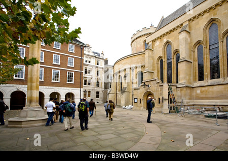 UK, Londres. Les touristes visitant l'église du Temple comme présenté dans le film Da Vinci Code de Dan Brown. Banque D'Images