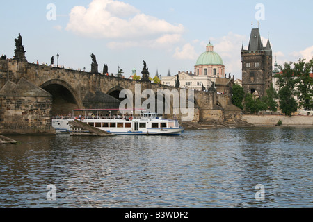 Bateau de tourisme en passant sous le pont Charles Prague République tchèque, juin 2008 Banque D'Images