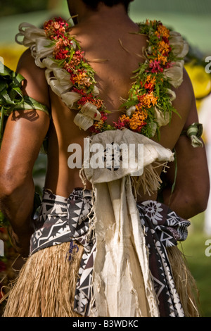 Océanie, Fidji, Viti Levu, Viseisei. Costume traditionnel fidjien vus de derrière. Banque D'Images