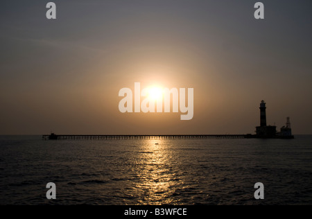 Coucher de soleil sur le phare de Daedalus reef, Soutern Mer Rouge égyptien Banque D'Images