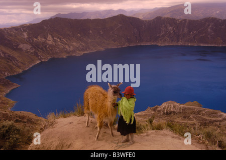 Quilatoa Crater Lake. Les Indiens Quechua enfant avec son lama. Andes de l'Équateur. L'Amérique du Sud Banque D'Images