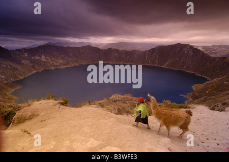 Quilatoa Crater Lake. Les Indiens Quechua enfant avec son lama. Andes de l'Équateur. L'Amérique du Sud Banque D'Images