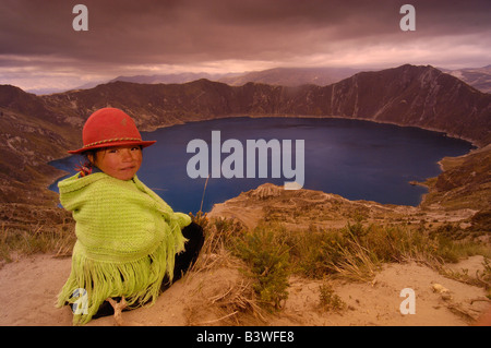 Quilatoa Crater Lake. Les Indiens Quechua enfant. Andes de l'Équateur. L'Amérique du Sud Banque D'Images