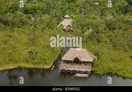 Sacha Lodge sur Pilche Cocha (lac) de la rivière Napo, bordant le parc national Yasuní Forêt Amazonienne. L'Équateur. L'Amérique du Sud Banque D'Images