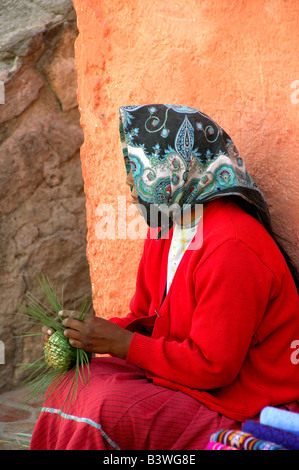 Le Mexique, Etat de Chihuahua, Copper Canyon. Les Indiens Tarahumara dans une tenue typique de faire des paniers. Banque D'Images