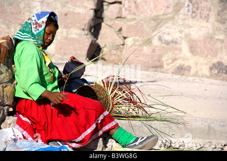 Le Mexique, Etat de Chihuahua, Copper Canyon. Les Indiens Tarahumara dans une tenue typique de faire des paniers. Banque D'Images