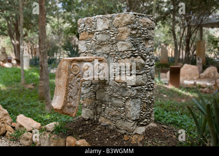 Le Mexique, Yucatan, Merida, Dzíbilchaltun. Une sculpture de la mythique-reptilien comme Dieu de la pluie Maya, Chac, telle que représentée à Uxmal. Banque D'Images