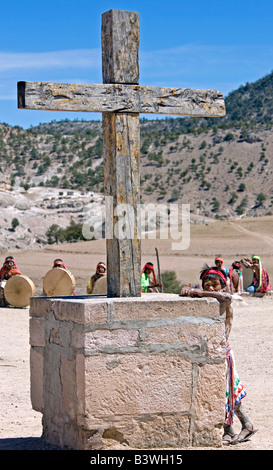 Tehuerichi - Mexique. Garçon en attendant le début d'une danse pour célébrer Pâques en Tehuerichi Banque D'Images