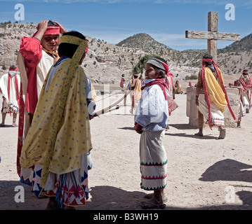 Tehuerichi - Mexique. Les participants à une danse organisée pour fêter Pâques dans Tehuerichi, un village de la Sierra Tarahumara Banque D'Images