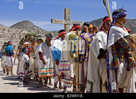 Tehuerichi - Mexique. Les participants à une danse organisée pour fêter Pâques dans Tehuerichi, un village de la Sierra Tarahumara Banque D'Images