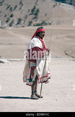 Tehuerichi - Mexique. Participant à une danse organisée pour fêter Pâques dans Tehuerichi, un village de la Sierra Tarahumara Banque D'Images