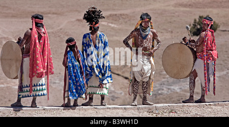 Tehuerichi, au Mexique. Batteurs et participants à une danse organisée pour fêter Pâques dans Tehuerichi Banque D'Images