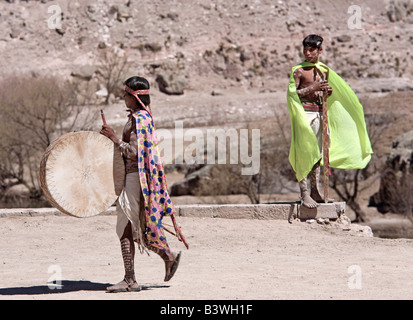 Tehuerichi - Mexique. Batteur et participant à une danse organisée pour fêter Pâques dans Tehuerichi Banque D'Images