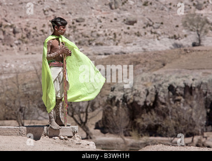 Tehuerichi, au Mexique. Participant à une danse organisée pour fêter Pâques dans Tehuerichi, un village de la Sierra Tarahumara Banque D'Images