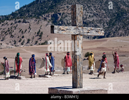 Tehuerichi - Mexique. Les participants à une danse organisée pour fêter Pâques dans Tehuerichi, un village de la Sierra Tarahumara Banque D'Images