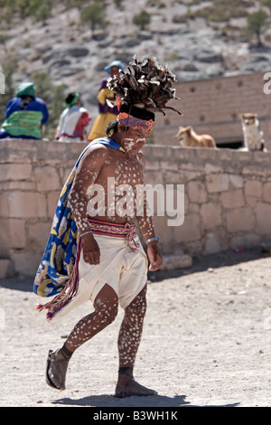 Tehuerichi - Mexique. Participant à une danse organisée pour fêter Pâques dans Tehuerichi, un village de la Sierra Tarahumara Banque D'Images