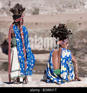 Tehuerichi - Mexique. Les participants à une danse organisée pour fêter Pâques dans Tehuerichi, un village de la Sierra Tarahumara Banque D'Images