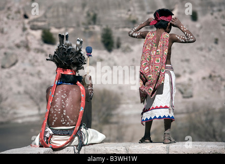 Tehuerichi, au Mexique. Les participants à une danse organisée pour fêter Pâques dans Tehuerichi, un village de la Sierra Tarahumara Banque D'Images