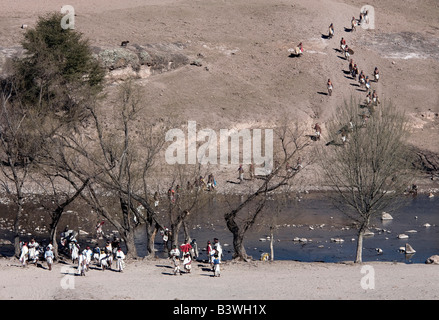 Tehuerichi - Mexique. Les participants à leur manière de prendre part à une danse organisée pour fêter Pâques dans Tehuerichi, Banque D'Images