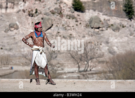 Tehuerichi - Mexique. Participant à une danse organisée pour fêter Pâques dans Tehuerichi, un village de la Sierra Tarahumara Banque D'Images