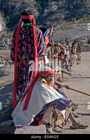 Tehuerichi - Mexique. Les participants à une danse organisée pour fêter Pâques dans Tehuerichi, un village de la Sierra Tarahumara Banque D'Images