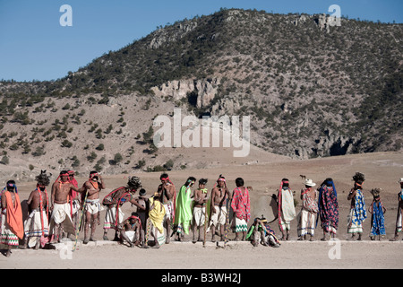 Tehuerichi - Mexique. Les participants à une cérémonie organisée pour célébrer Pâques dans Tehuerichi, un village de la Sierra Tarahumara. Banque D'Images