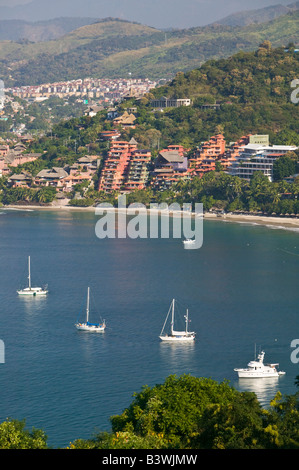 Le Mexique, Guerrero, Zihuatanejo. Playa La Ropa- Vue Vue élevé Matin Banque D'Images