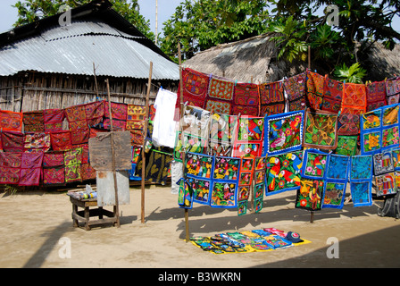 L'Amérique centrale, Panama, les îles San Blas de Kuna Yala (aka). Les Indiens Kuna colorés cousus main molas sur l'affichage. Banque D'Images