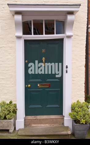 Quatre vert porte avant du panneau de toit vitré avec cadre blanc et couvert de townhouse in Ludlow Shropshire England UK Banque D'Images