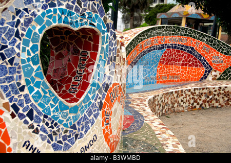 L'Amérique du Sud, Pérou, Lima, Miraflores. Love Park aka Parque del Amor. Murs recouverts de carreaux colorés et bancs de parc côtier populaire. Banque D'Images