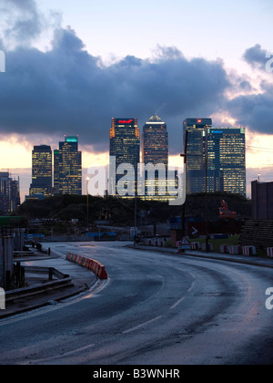 Canary Wharf immeubles de la banque dans la nuit avec le coucher du soleil en face de la route sinueuse London UK Banque D'Images