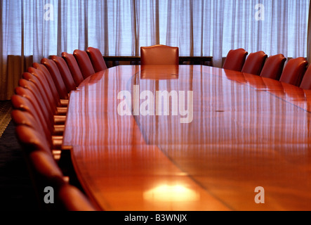 Salle du conseil d'élaborer une table et des chaises dans un bureau d'entreprise Banque D'Images