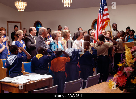 Les paroissiens et louveteaux à réciter le serment d'allégeance à un drapeau américain, Gay's Hill Baptist Church, Millen, Géorgie, Banque D'Images