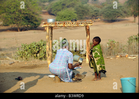 Losista Antonio vit avec son petit-fils orphelin, Evesse (4) qui est séropositif Banque D'Images