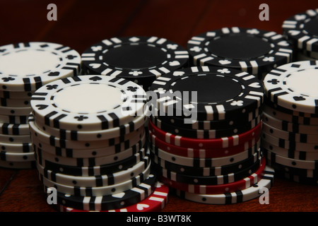 Une pile de rouge, noir et blanc, des jetons de poker utilisés dans un jeux de poker, comme le Texas Holdem, Omaha, stud, razz et blackjack. Banque D'Images