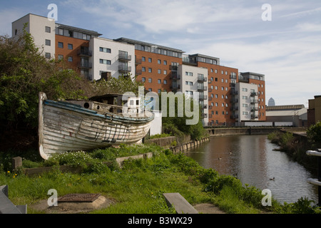 Appartements de nouvelle construction à côté d'un canal à Stratford, East London Banque D'Images