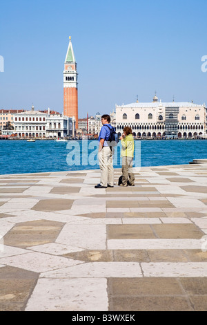 Vue sur le Canale di San Marco vers le campanile sur la Piazza San Marco de San Giorgio Maggiore Venise Italie Banque D'Images